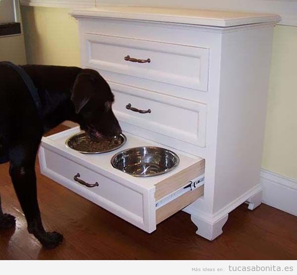 Ideas DIY esconder comedero perro en un cajón de cómoda