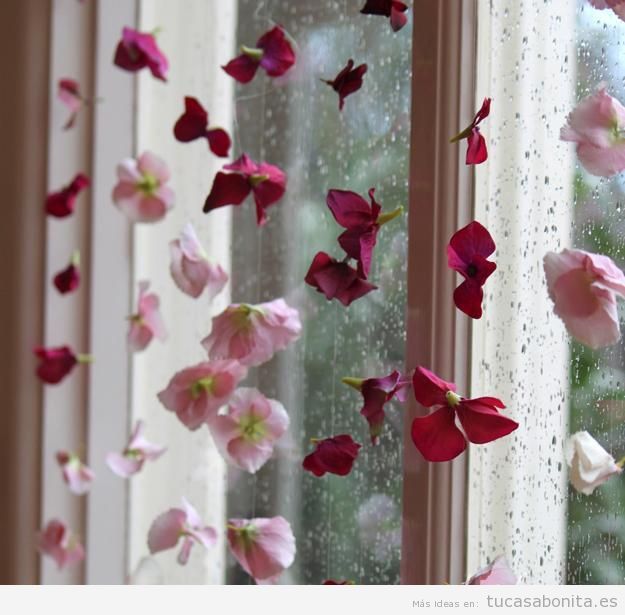 Decoración de ventanas con cortinas de flores