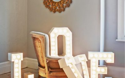Letras grandes para decorar las paredes de casa: ¡de madera, de metal y luminosas!