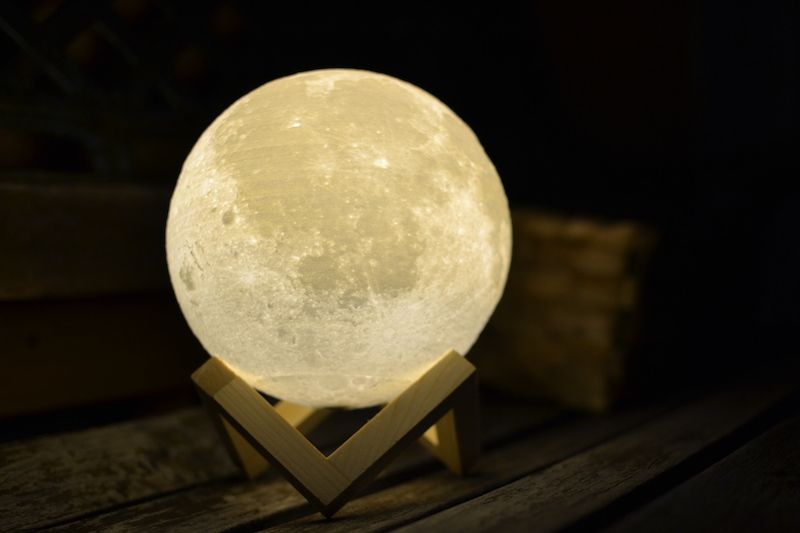 Lámparas luna, un toque «espacial» para tu casa