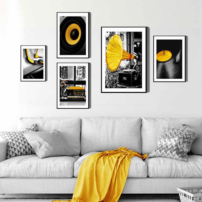 Yellow Day lámina amarilla encima sofá