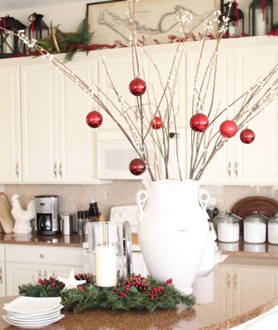 Decorar cocina Navidad, jarrón decorado con bolas rojas