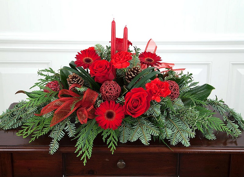 Decoración navideña con flores, centro con flores rojas