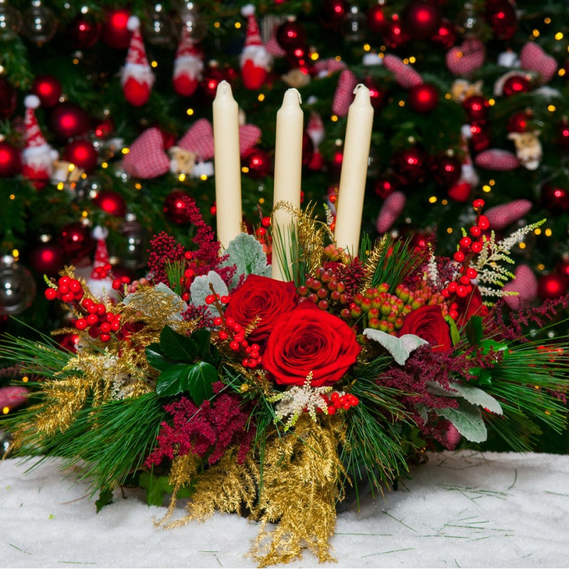 Decoración navideña con flores, centro con rosas rojas