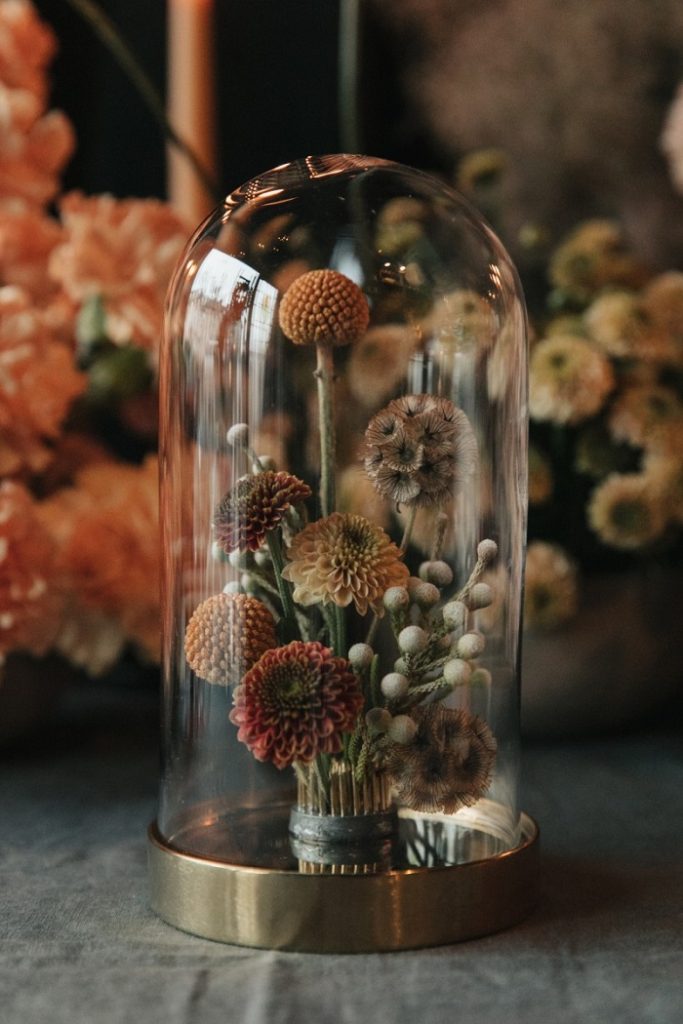 Decorar casa con flores secas dentro de una campana de cristal 2