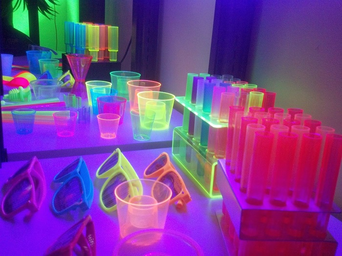 Fiesta en casa con vasos luminosos fluorescentes