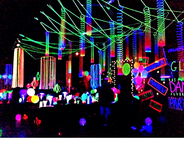 Decoración fiesta con accesorios luminosos fluorescentes