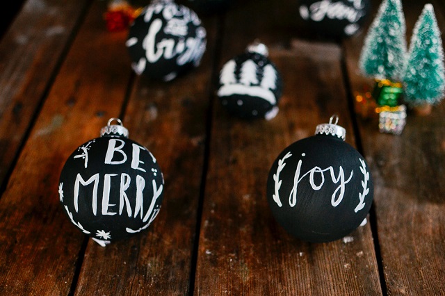 Bolas de árbol de Navidad de pizarra con mensajes en tiza