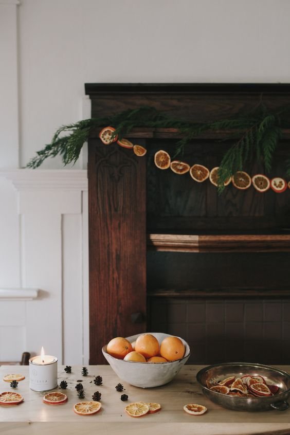 Guirnaldas de naranjas secas como decoración de Navidad DIY