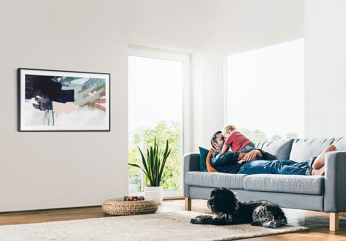 Televisor The Frame en sala de estar minimalista