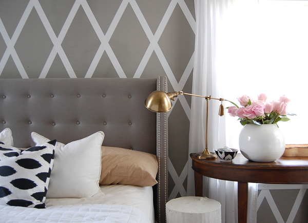 Dormitorio con pared pintada con rombos