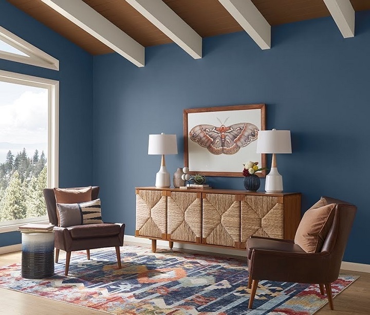 Salón pintado con paredes azules y ecológicas