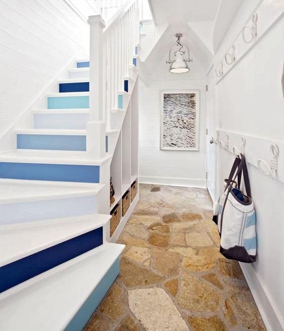 Escaleras con peldaños pintados de azul