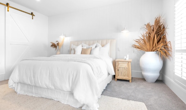 Jarrón grande blanco con palmeras secas en dormitorio