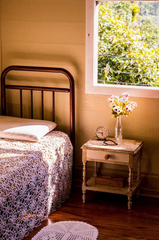 Dormitorio vintage de hierro y colcha antigua