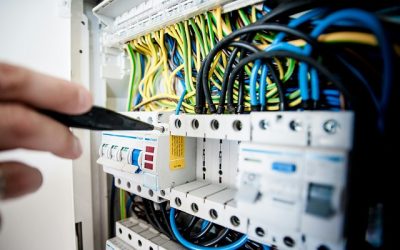 ¿Cuáles son los servicios más urgentes que atienden los electricistas 24 horas en Madrid?